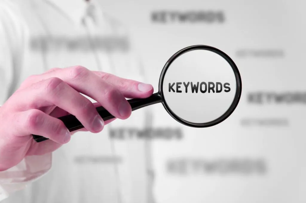 a magnifying glass with the word “keywords”